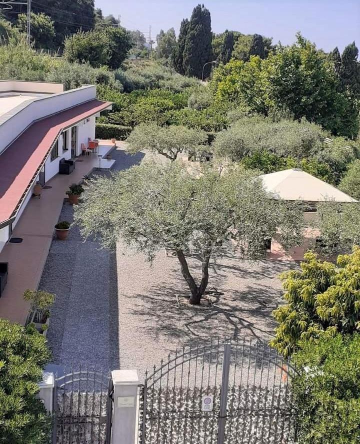 B&B Il Giardino Di Zefiro Gioiosa Marea Luaran gambar