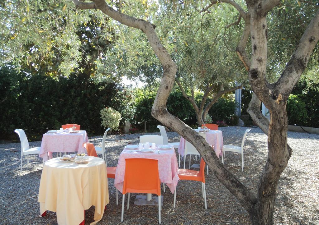 B&B Il Giardino Di Zefiro Gioiosa Marea Luaran gambar