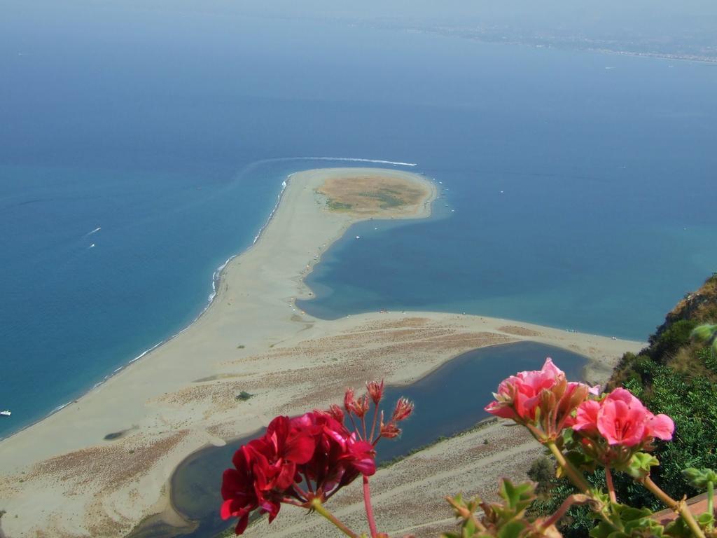 B&B Il Giardino Di Zefiro Gioiosa Marea Luaran gambar