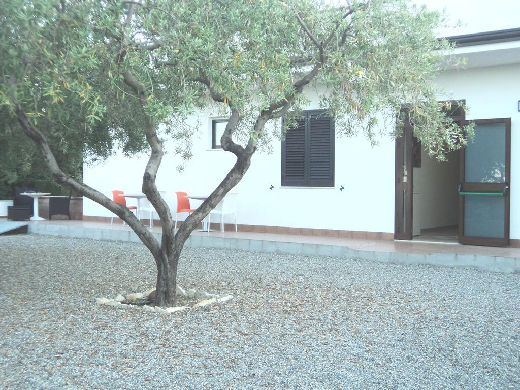 B&B Il Giardino Di Zefiro Gioiosa Marea Luaran gambar